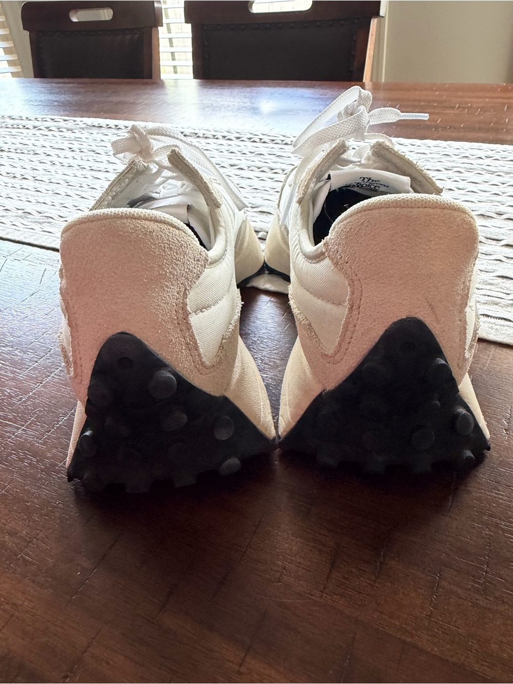 New Balance 327 Sneaker (Women)
Size 8! Like New! - Picture 2 of 8